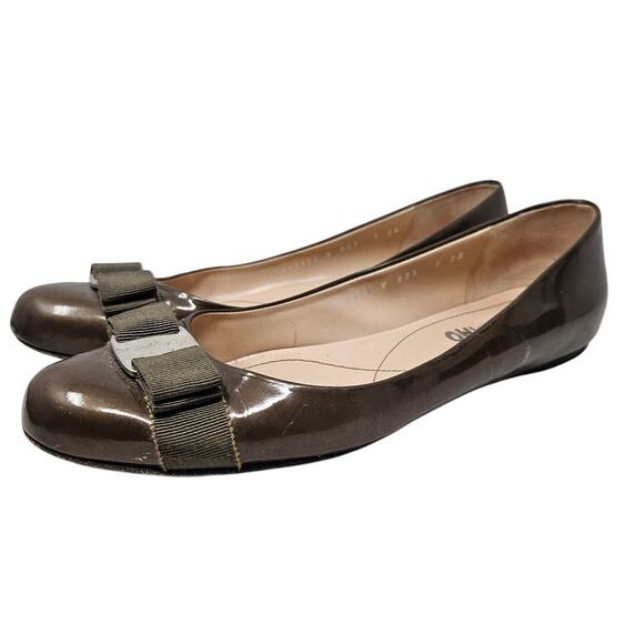 Ferragamo 9AA Varina Olive Green Patent Leather Ballet Flat Bow Career Classic - Picture 1 of 6